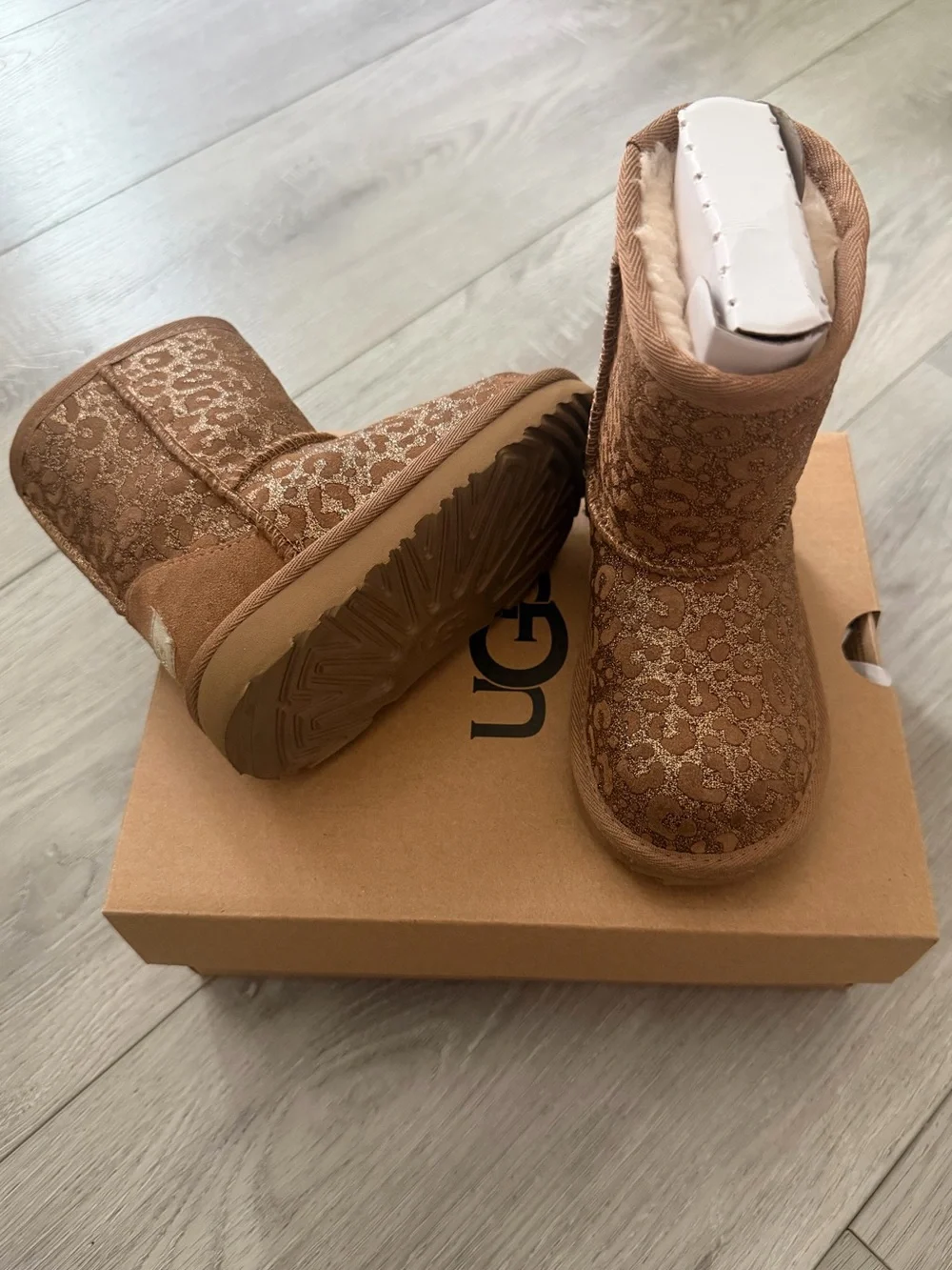 UGG Girls Chestnut Glitter Leopard Classic Short Boots